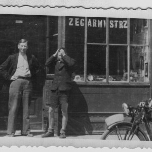 Zygmunt Antoszkiewicz razem z synem Zdzisławem przed swoim zakładem zegarmistrzowskim w Słupsku, ul. Piekiełko 15. Lata 40 XX wieku