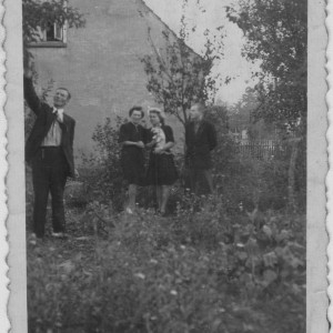 W przydomowym sadzie w Gałęzinowie, 1949 rok. Od lewej: Zygmunt Antoszkiewicz zrywa jabłko, Olga Antoszkiewicz i ich dzieci: Helena i Zdzisław