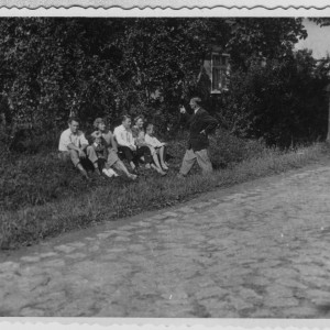 Przed domem w Gałęzinowie, lato 1960 rok. Od lewej: Stefan Waśko, jego córka Wiesława, żona Helena, ostatni siedzący z prawej, ich syn Zbigniew. Przeprowadzający wykład: Zygmunt Antoszkiewicz, druga z prawej jego żona, Olga i syn Zdzisław, trzeci z prawej