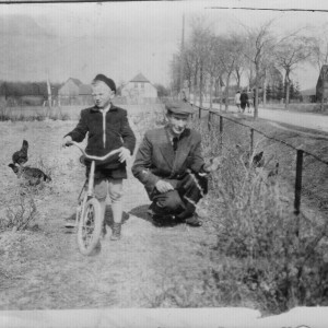 Zygmunt Antoszkiewicz ze swoim wnukiem, Zbyszkiem Waśko w swoim ogródku w Gałęzinowie; wiosna 1957 roku.